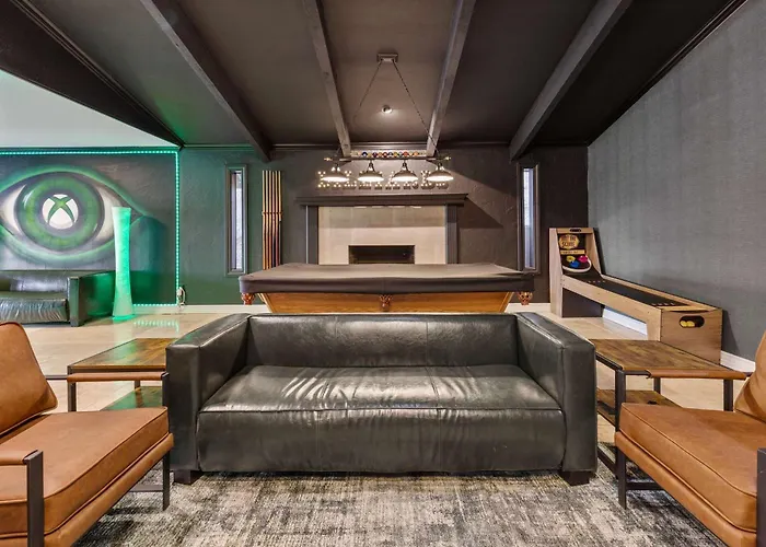 Built Into A Mountain - Heated Pool & Sports Lounge Holiday home *